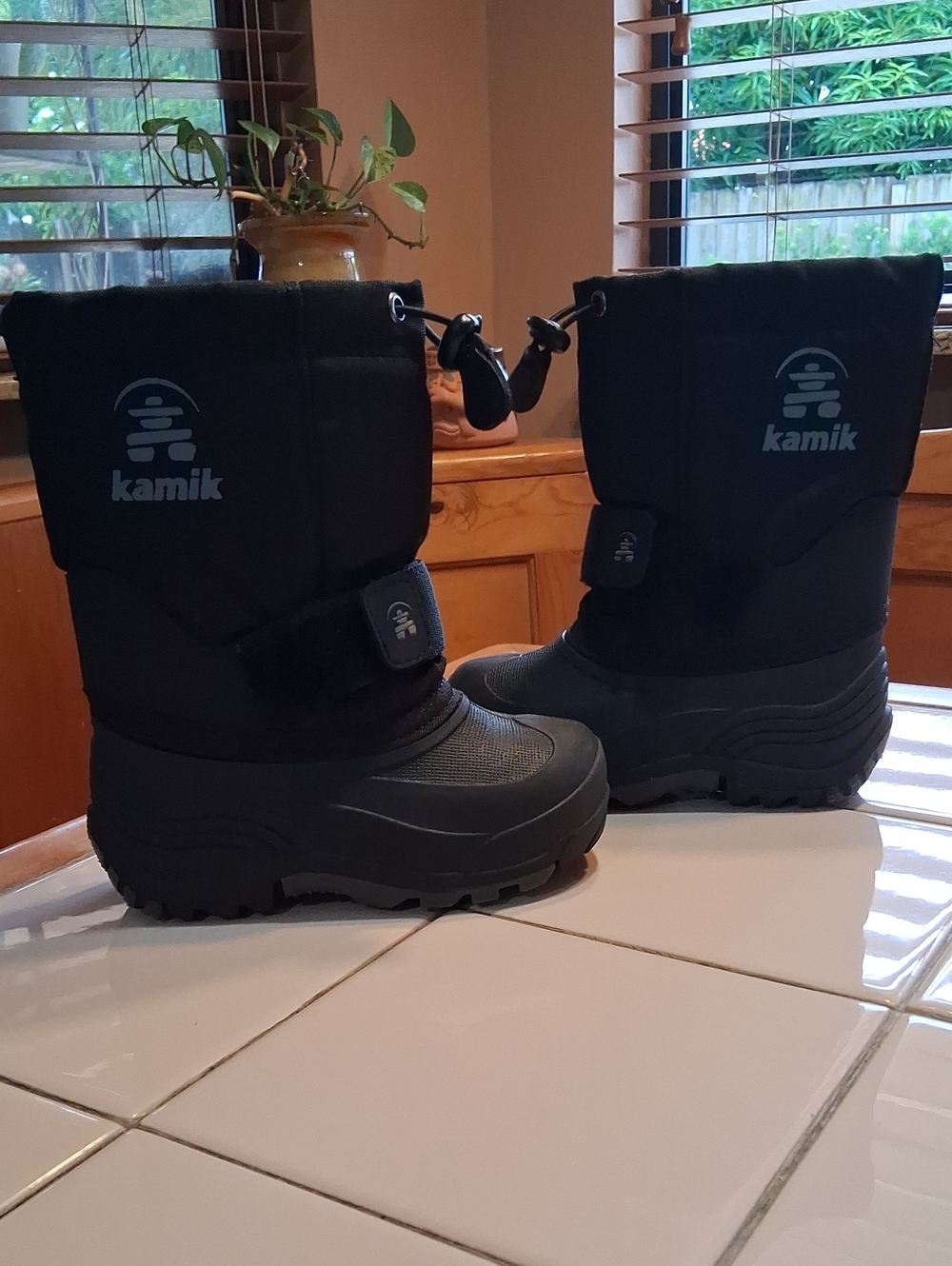 Kamik Kids Black Waterproof Insulated Snow Boots. Size 9. Black.